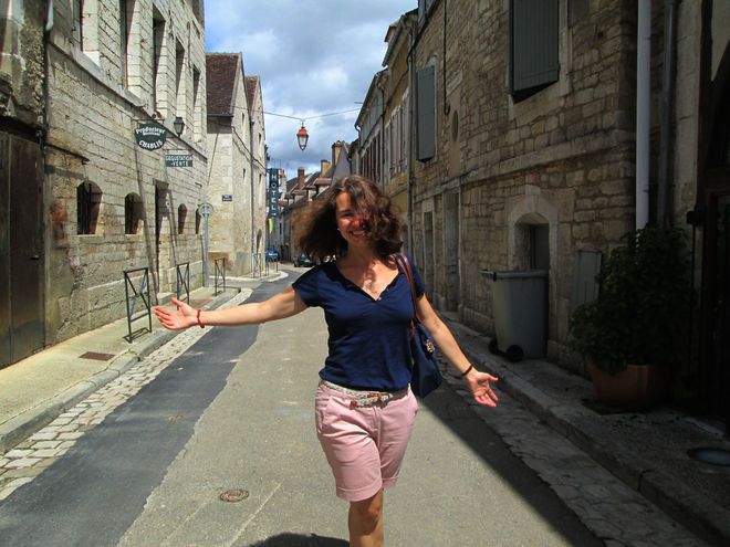 Anna Zassimova dans les rues de Chablis Anna Zassimova dans les rues de Chablis